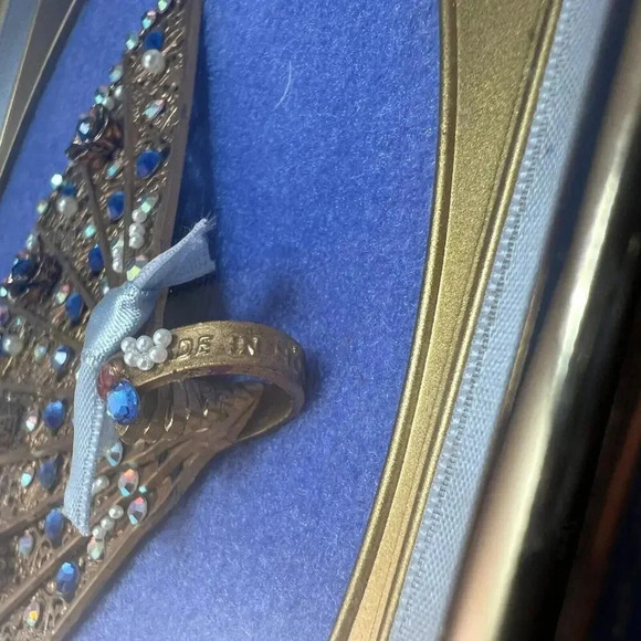 VINTAGE ANTIQUE MINIATURE BRASS FAN GOLD SHADOW BOX PEARLS LACE BLUE RIBBON - Picture 6 of 9